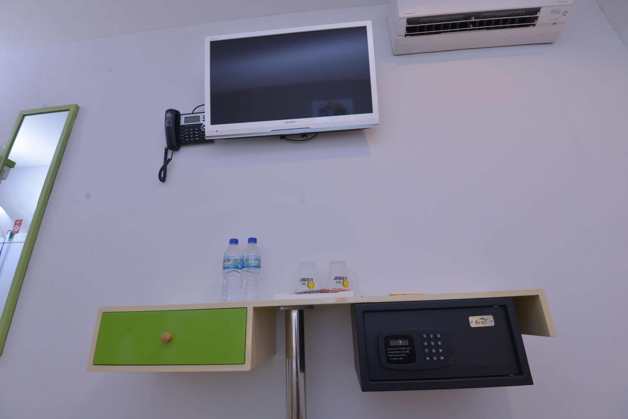 Hotel Pintar Parit Raja Kültér fotó